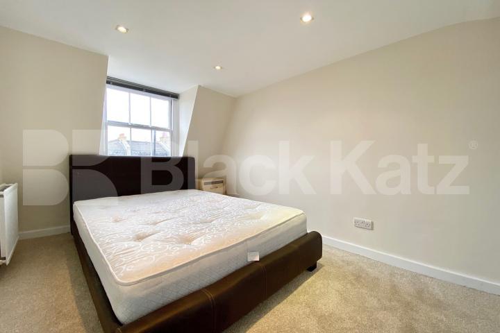 split level property with 2 bathrooms, terrace and large study/guest room Chapel Market, Angel